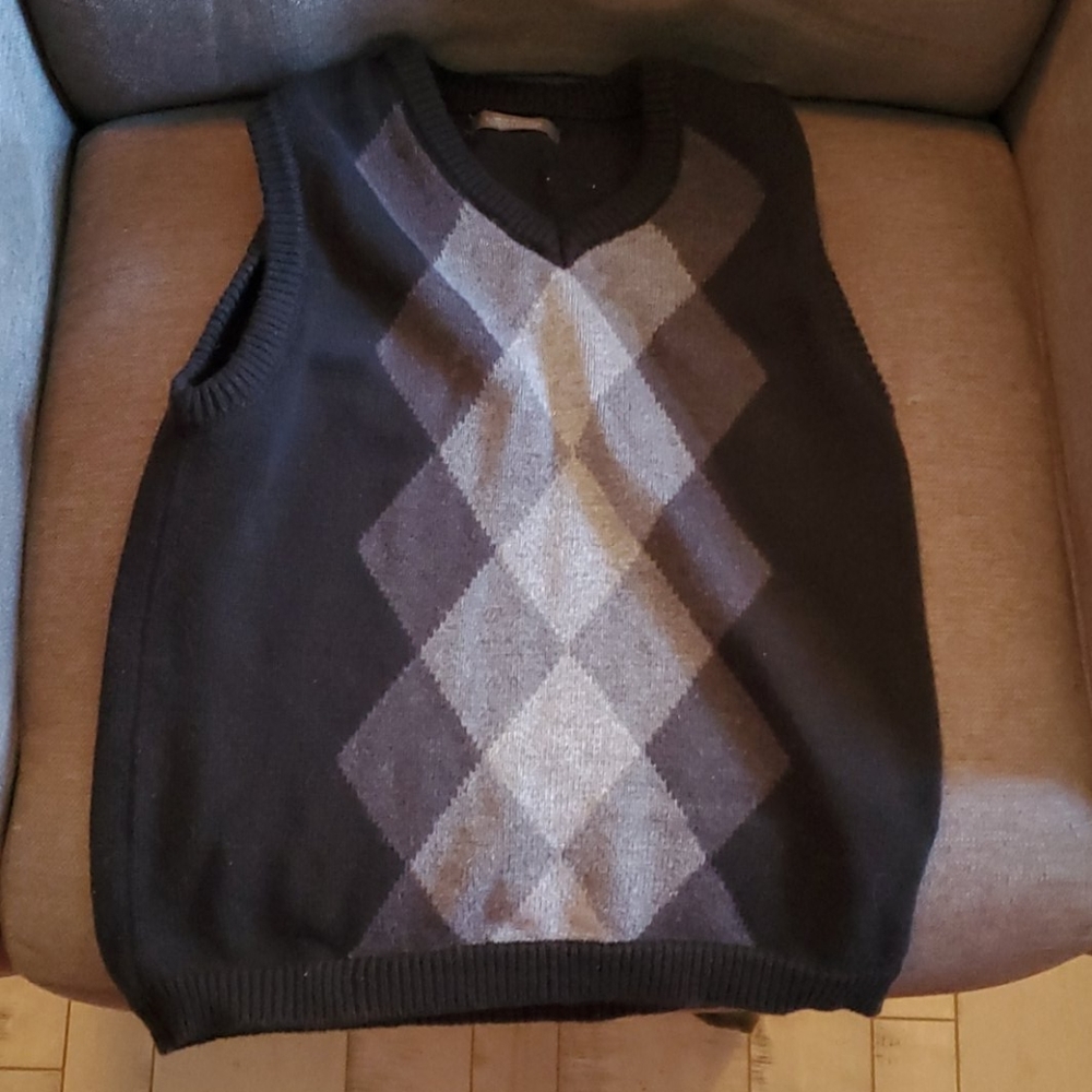 Sweater vest not sure size i would say 4 or 5t